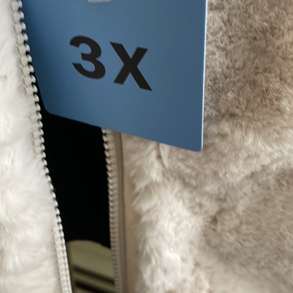 COPY - Brand new fur vest - Picture 4 of 4